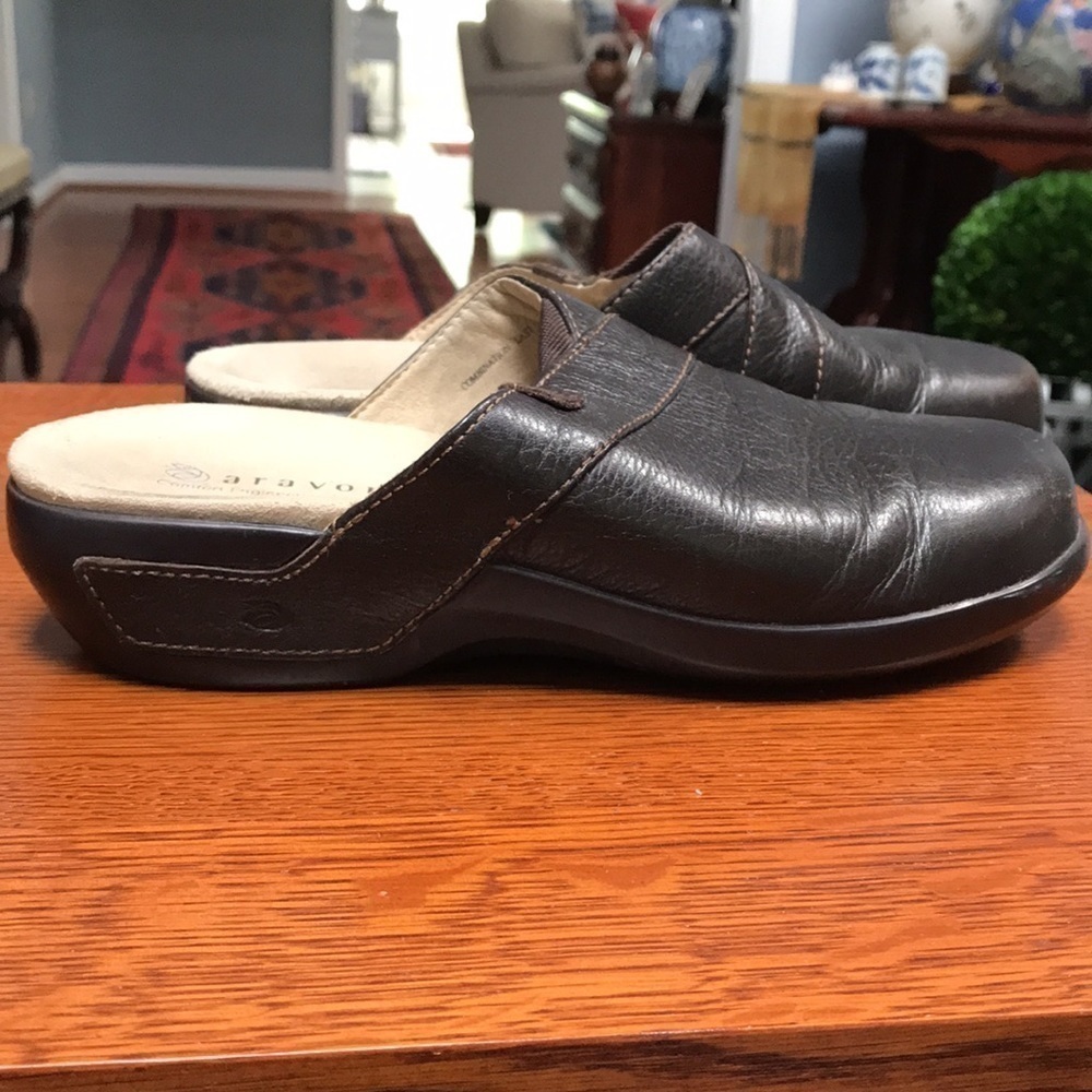 aravon leather mules or clogs, comfortable, some wear at toes - Picture 6 of 7